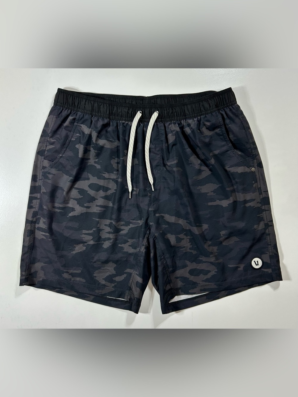 Men’s Vuori Banks Session camouflage Shorts  lined size XXL EUC 7” inseam